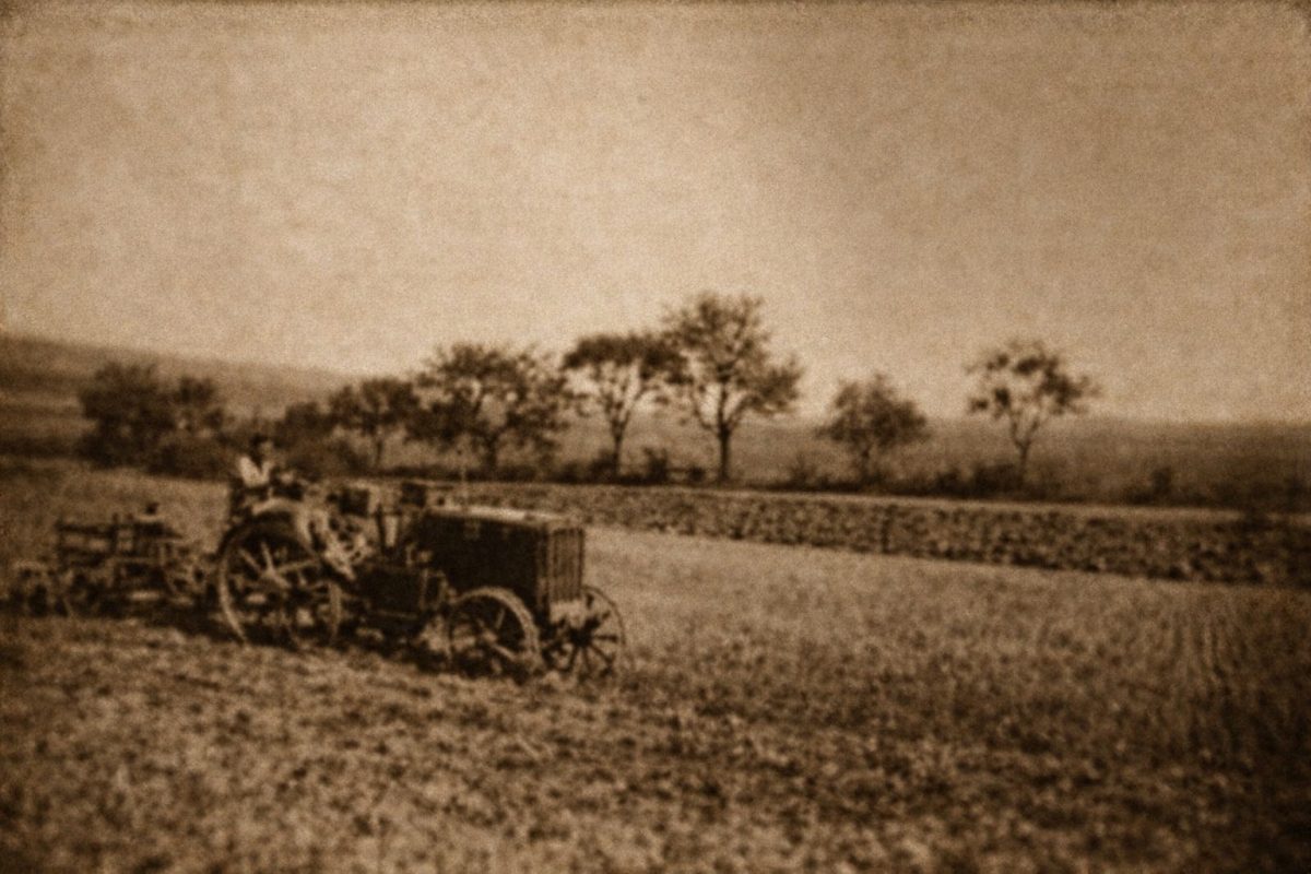 1946 Bodenbearbeitung mit Traktor