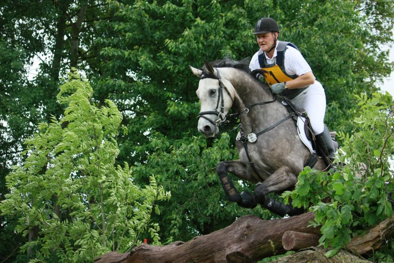 Lady Asterix K I springt mit Reimo Kalnbach über ein Geländehindernis