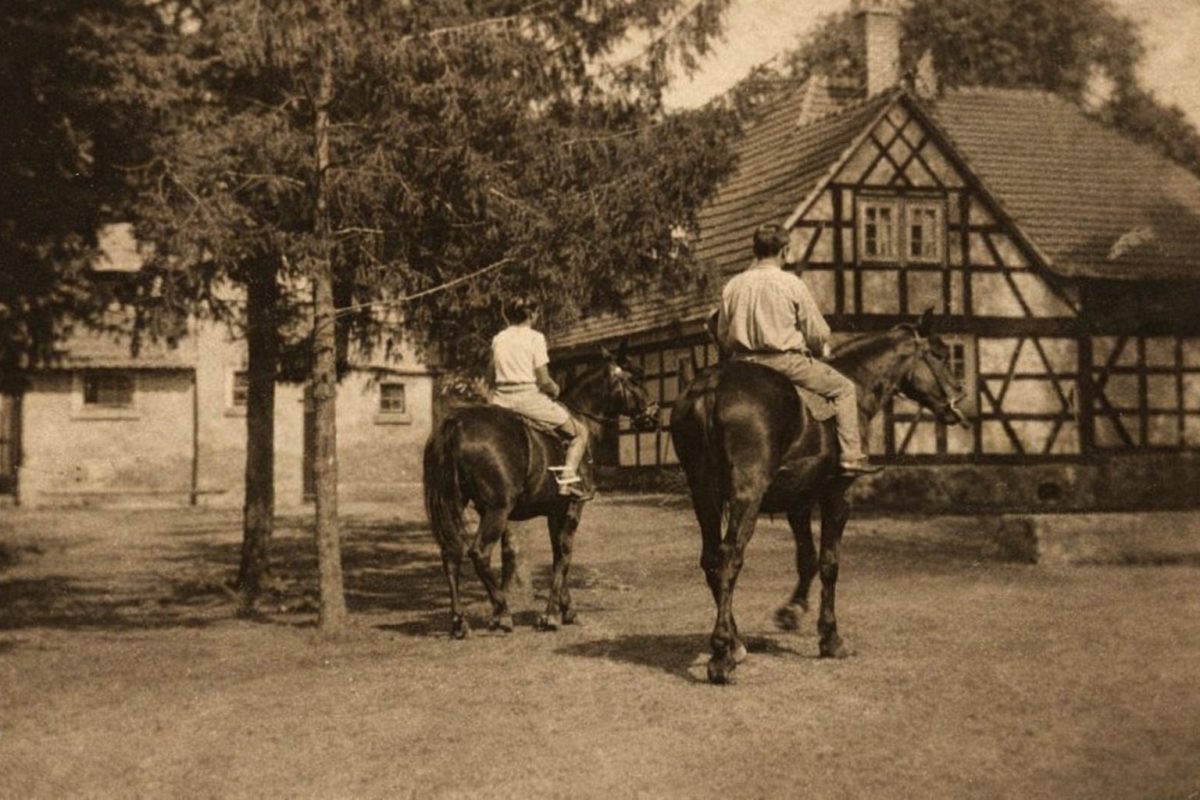 Gut Buchenhof 1946 mit zwei Reitern