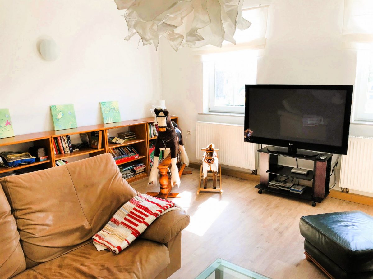 Wohnzimmer mit Fernseher der Ferienwohnung Gestüt Gut Buchenhof