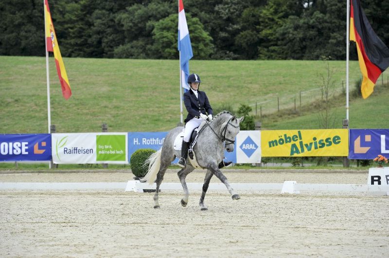 Asterix Thuringia K I mit seiner neuen Besitzerin auf einem Dressurturnier in Luxemburg