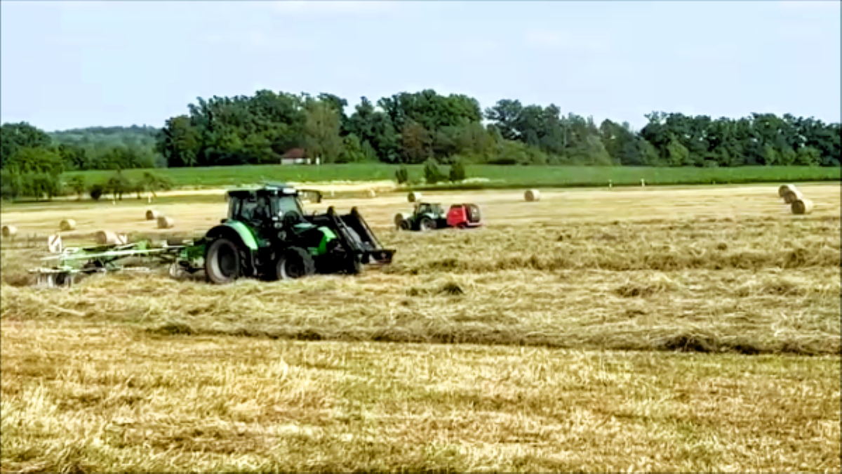 Traktor beim Schwarten und im Hintergrund Traktor beim Pressen