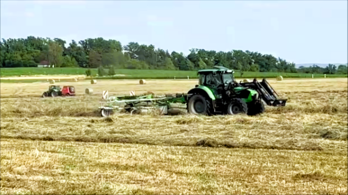 Traktor beim Heu-Schwarten