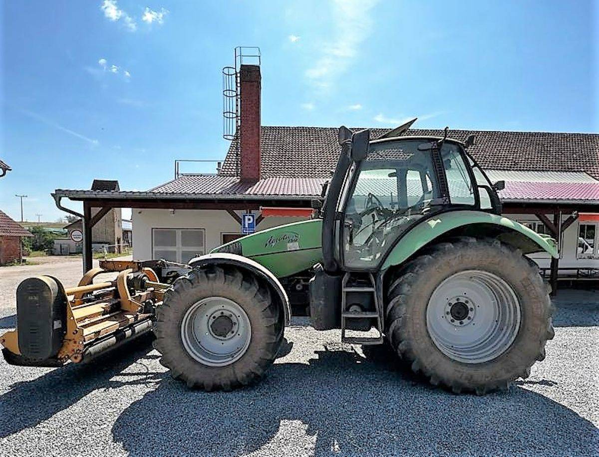 Traktor mit Mulcher auf Gestüt Gut Buchenhof