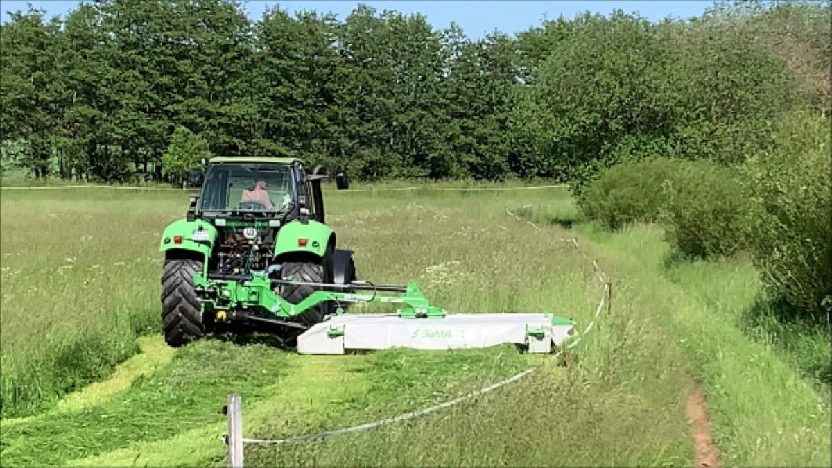 Traktor mit Seitenmähwerk auf Gestüt Gut Buchenhof