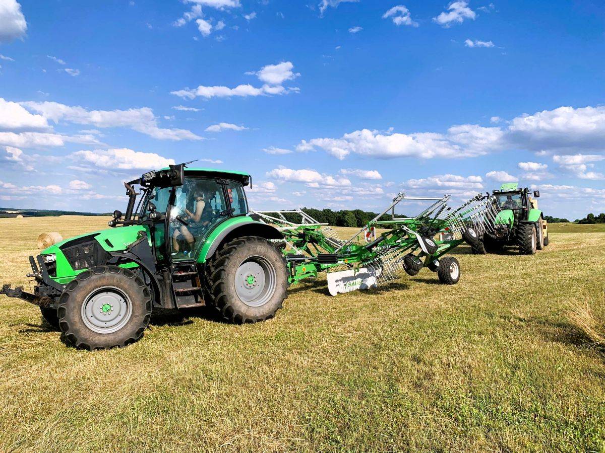 Zwei Deutz-Traktoren zur Heuernte auf Gestüt Gut Buchenhof