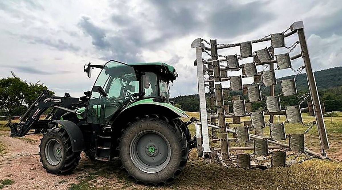 Traktor mit Wiesenegge