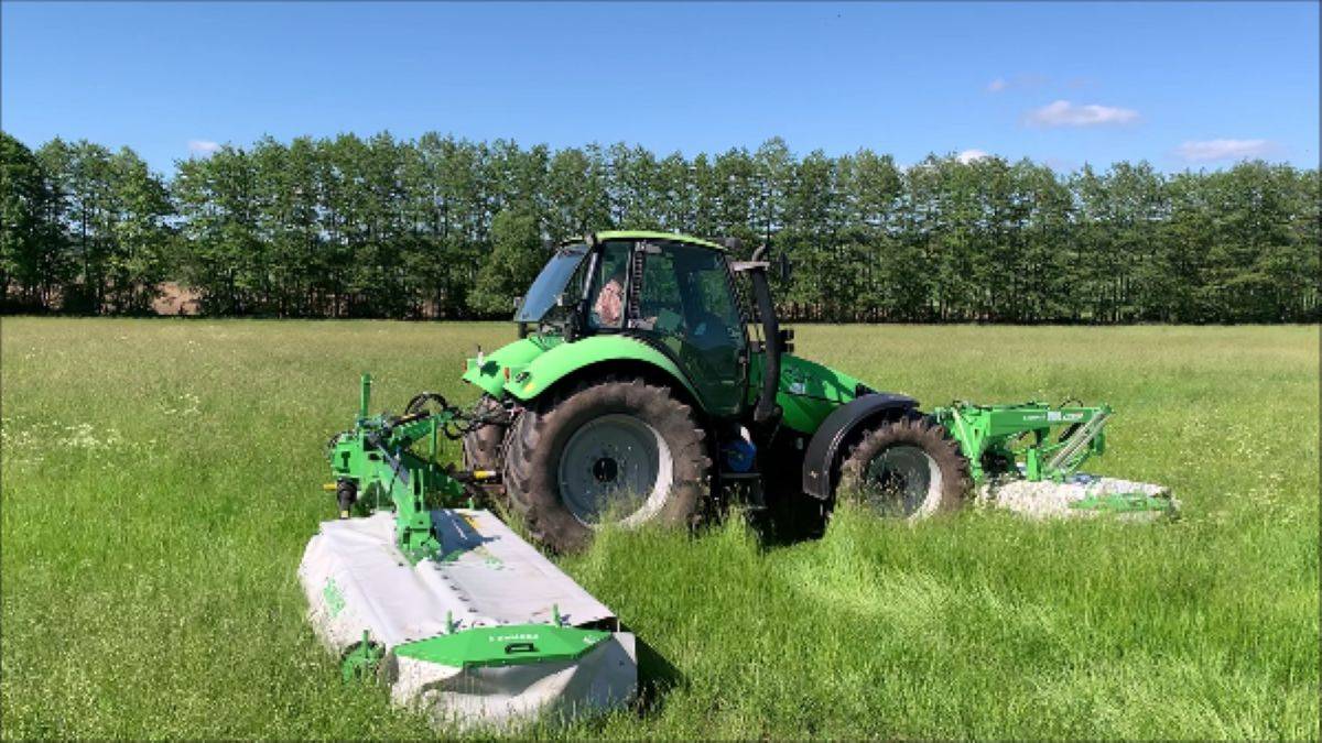 Traktor von Gestüt Gut Buchenhof beim Mähen